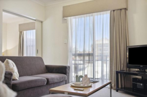 Spacious Apt in Northbridge with Pool, Perth